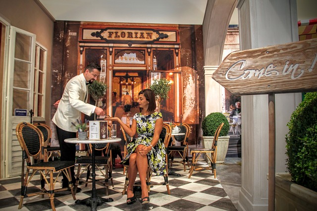 ATENCIÓN AL CLIENTE EN BAR Y SALA.